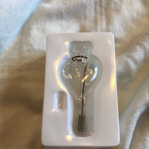 Heart vase stick pin - Picture 3 of 4